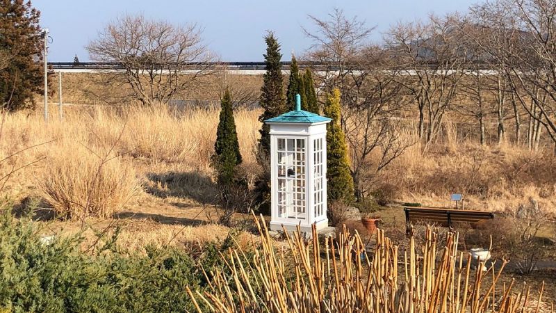 chiếc buồng điện thoại kết nối với hư không